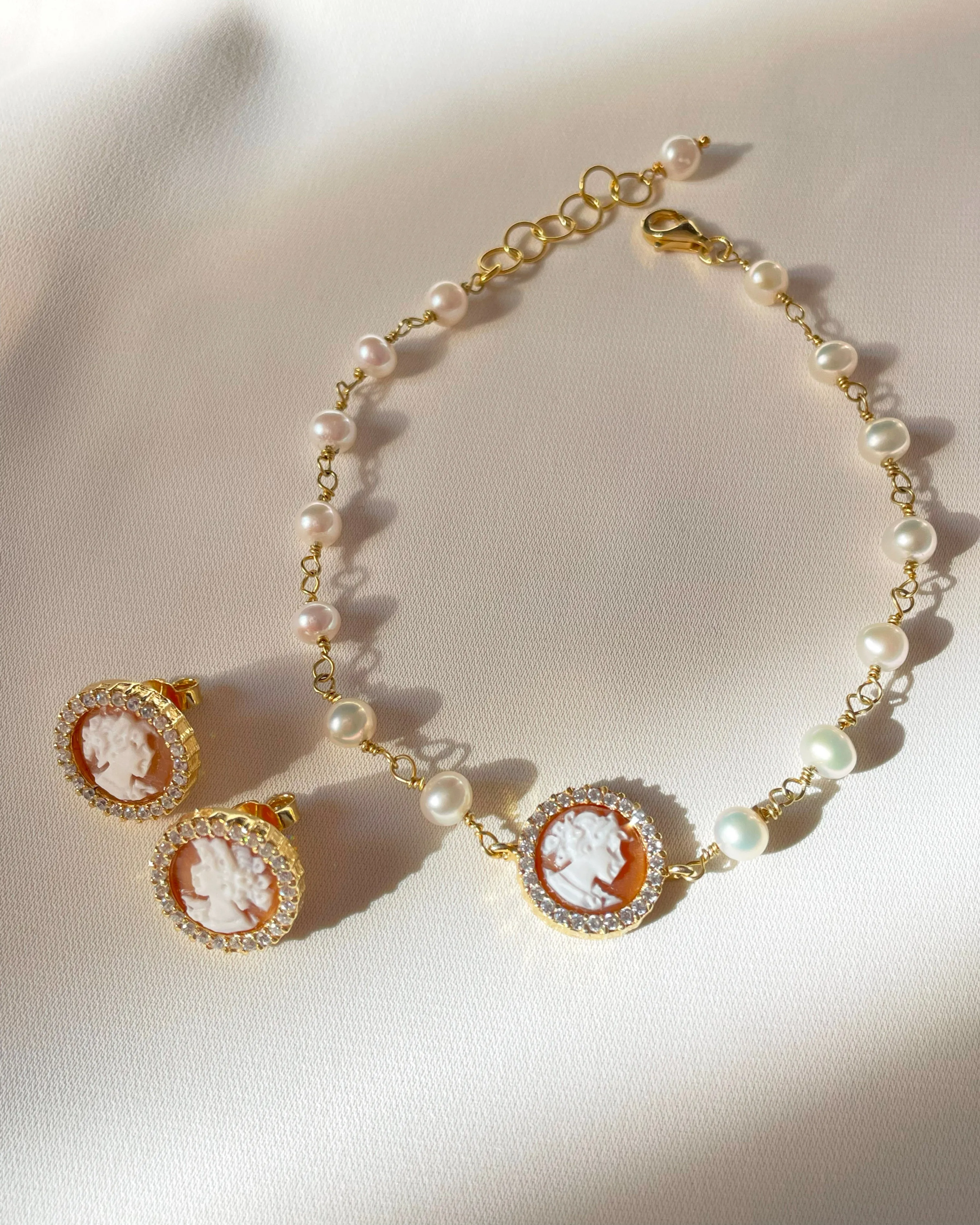 CLASSIC CAMEO BRACELET